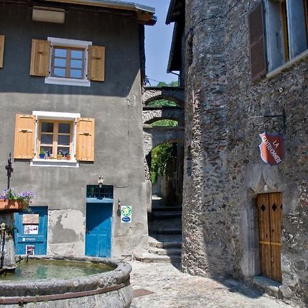 Au Cheval Blanc - Appartements Et Chambres D'Hotes Albertville Exterior foto