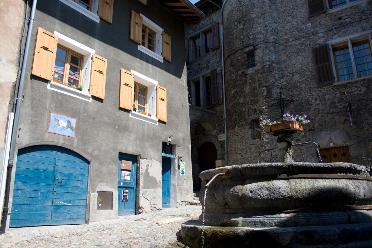 Au Cheval Blanc - Appartements Et Chambres D'Hotes Albertville Exterior foto