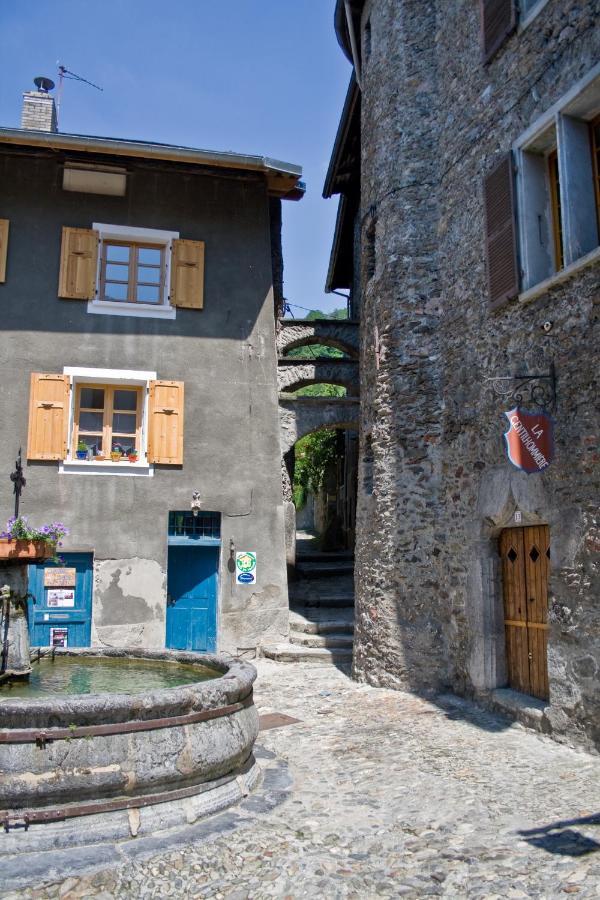 Au Cheval Blanc - Appartements Et Chambres D'Hotes Albertville Exterior foto