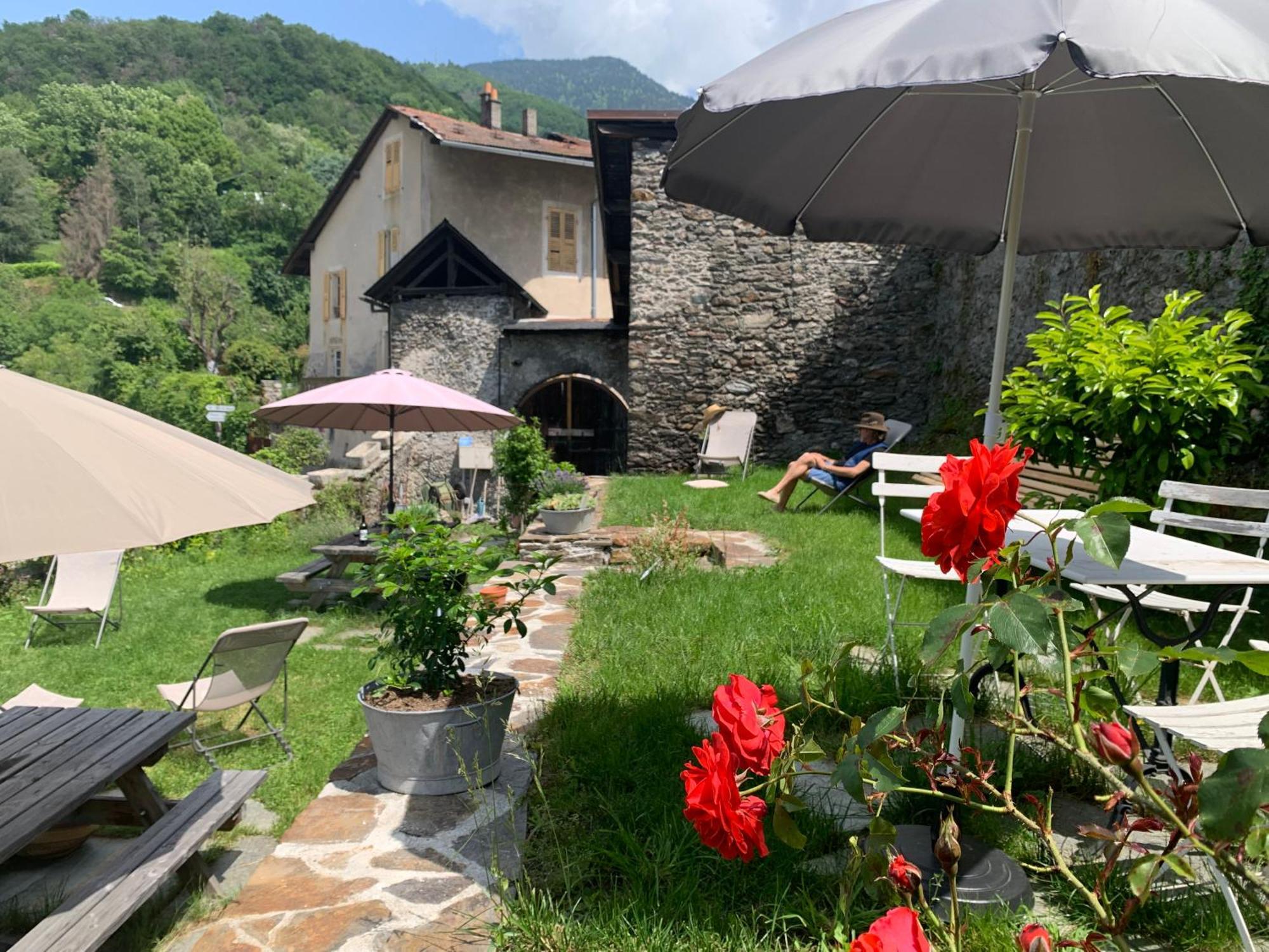 Au Cheval Blanc - Appartements Et Chambres D'Hotes Albertville Exterior foto